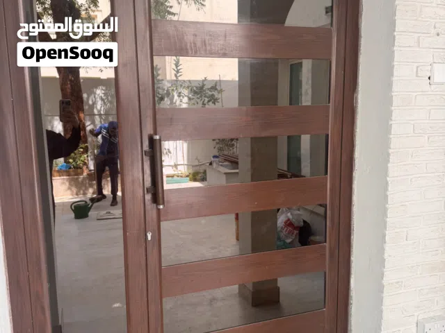 باب المونيوم خشبي بحاله ممتازه