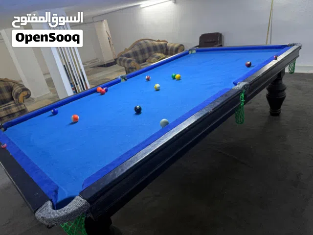 طاولة بلياردو للبيع مع مستلزماتها