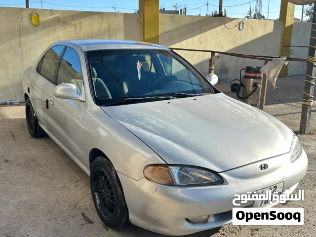 1996 هيونداي افانتي Standard