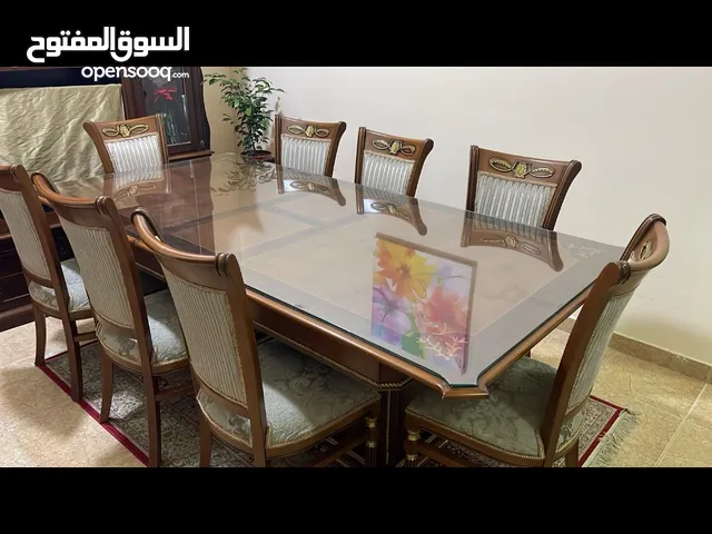 طولة اكل كبيرا و ثقيله جدا و مع 10 كراسي