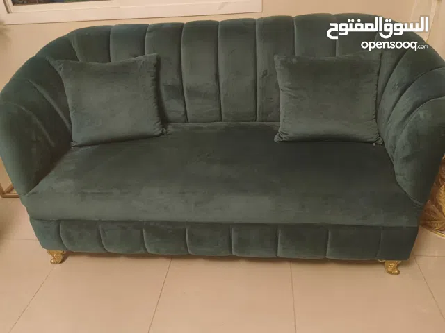 طقم كنب مخمل أخضر بتصميم الصدفة — شبه جديد  Green Velvet Sofa Set — Shell Design