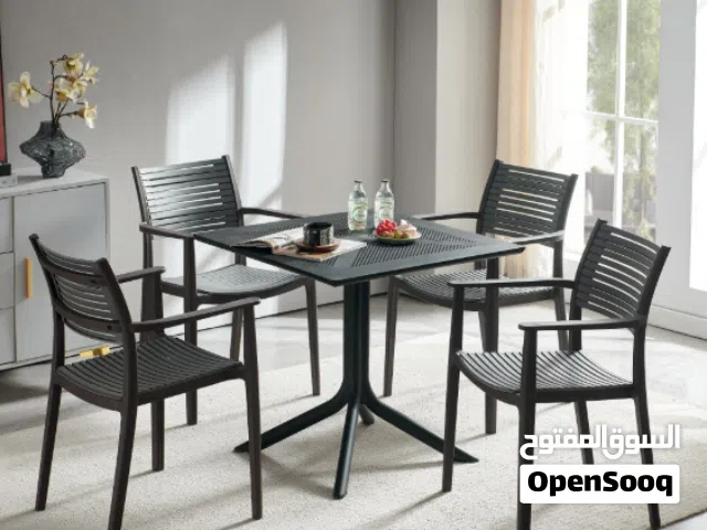 طاولة مربعة مصنوعة من العظم المقاوم لأشعة الشمس،مناسبة للمنزل وللحديقة عملية جدا،خدمة التوصيل متوفرة