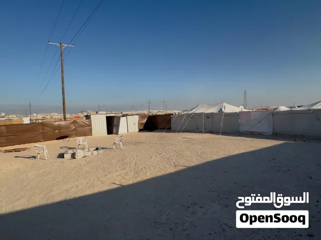 للبيع مخيم جاهز بالكامل، موقع مميز بالقرب من شجرة الحياة