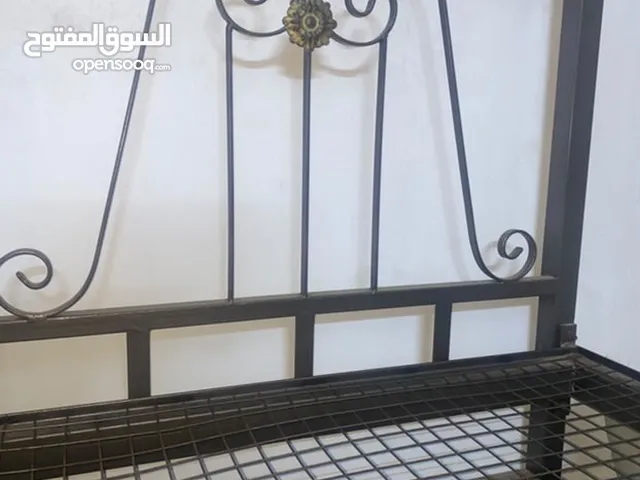 سرير مفرد كامل حديد ومستعمل بحالة الوكالة