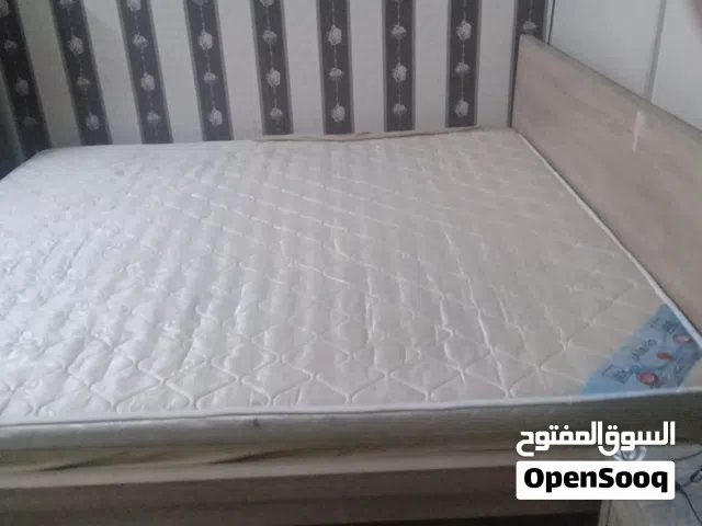 سرير شخصين مع المترس