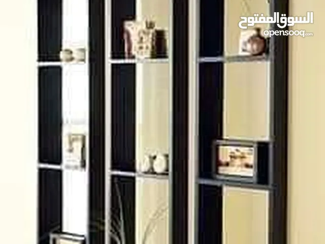 رفوف خشب شاشه ومطبخ وحمام وديكور حائط وستاند مكياج وجلاتين وغيره