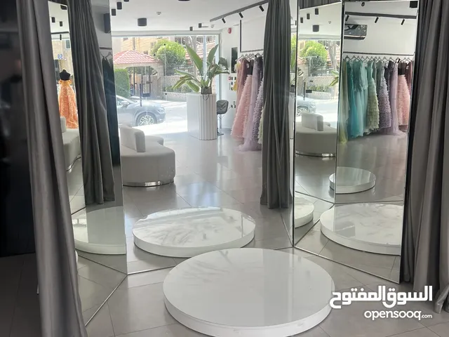 ديكور محل فساتين للبيع