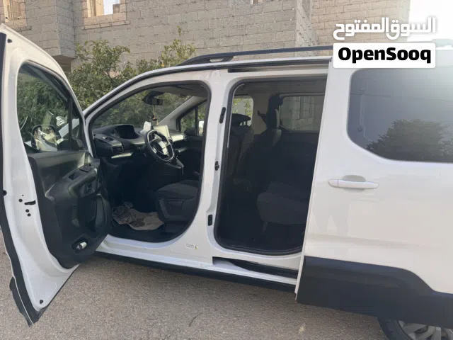 2022, بيجو, ريفتر, Standard