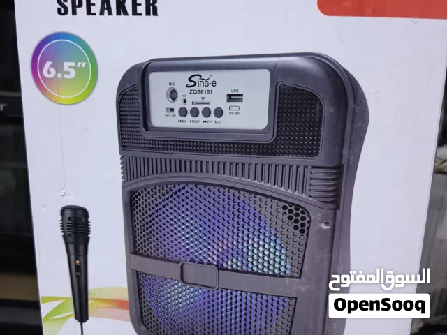 سماعة وسائط متعددة من طراز Sing-e ZQS6161، تتميز بوجود مقبض للحمل وتأتي مع ميكروفون سلكي. [1, 2]  تت
