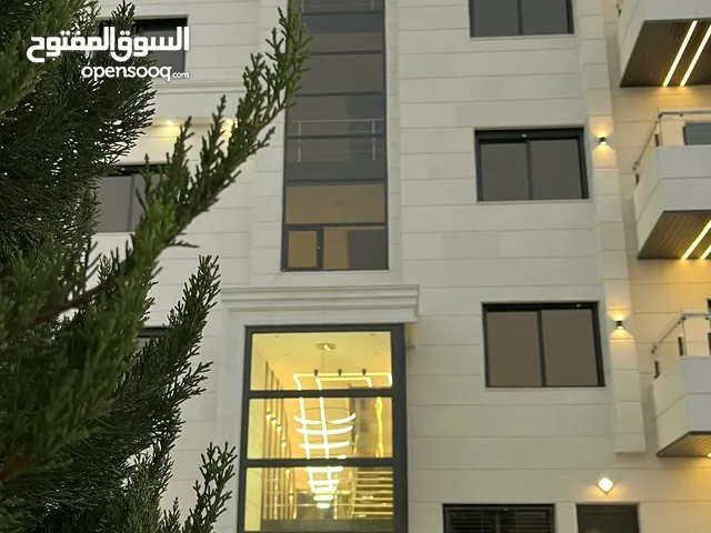 شقة للبيع ارضي بمساحة 173 م و ترس 50 م باعلى و ارقى احياء شفا بدران بمواصفات عالية .