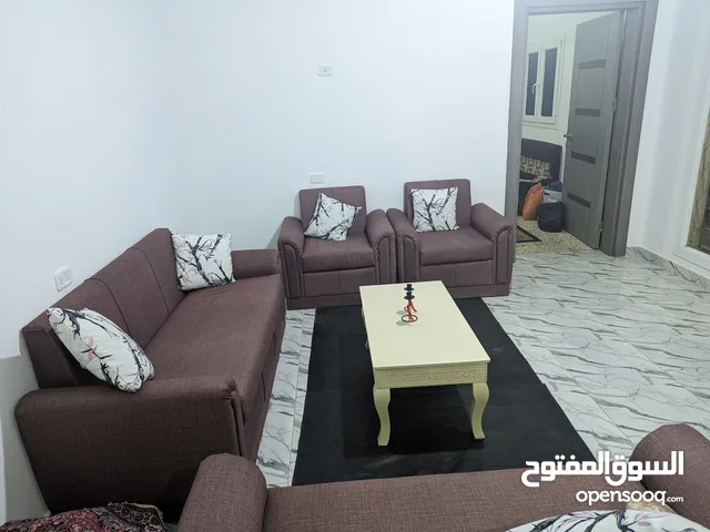 صالون كراسي شبه جديدة كم موضح في صور جوزي وفردي قماش يتحمل اوساخ وتمزق يوجد توصيل داخل طرابلس