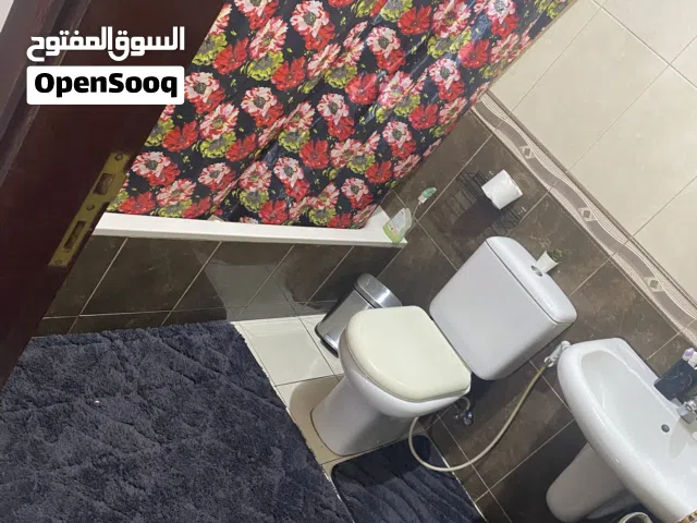 طقم دعاسات ثقيل مع برداي مع سله مهملات وطقم للفراشي استعمال حدا بسيط بحاله ممتازه