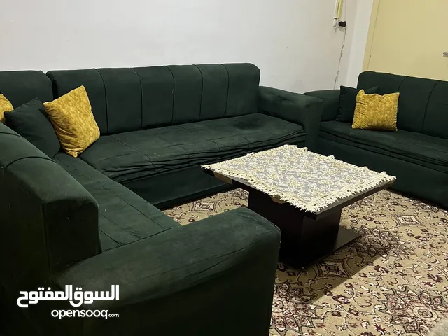 طقم كورنلر مع 6 كوشن طاولة وسط وبرداية وطاولة شاشة مع مروحة