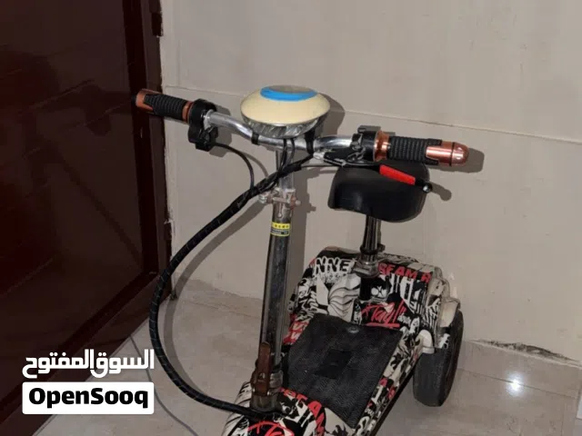 سكوتر كهربائي ثلاثي العجلات.