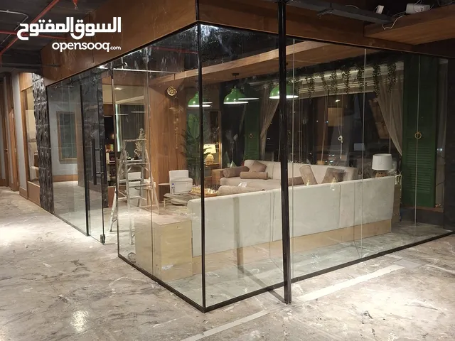 وفر خدمة تفصيل وتركيب زجاج السكريت بجميع أنواعه: أبواب سكريت – واجهات محلات – فواصل مكاتب – درابزين