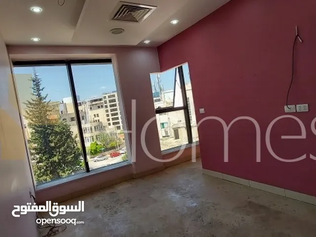 مكتب طابق ثالث بموقع مميز للبيع في الشميساني بمساحة مكتب 46م