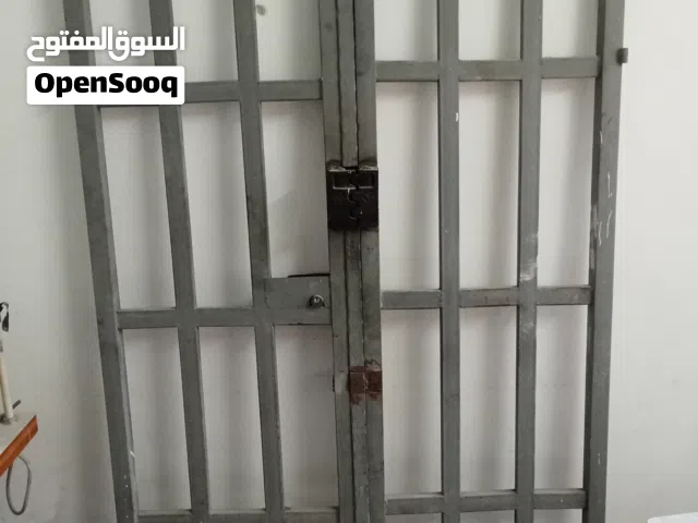 باب حديد حماية خارجي ضرفتين ، راكب عليه سكرة مع مفتاح ، راكب عليه بيت قفل محمي ، 110*196 .