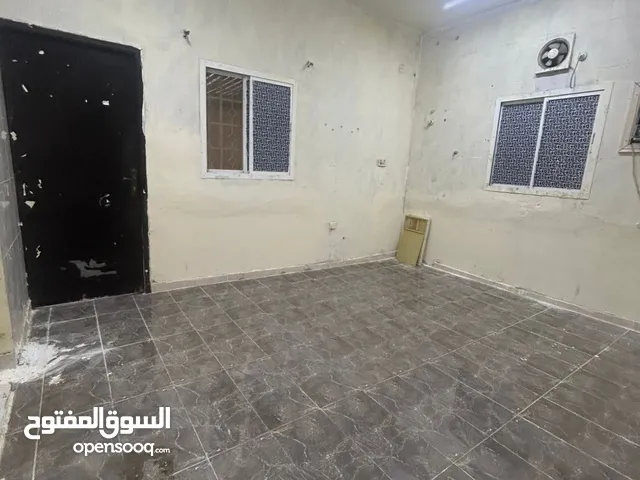 استوديو غرفه وحمام ومطبخ تحضيري صغير طابق ارضي موقع حي ومميز قريب من الخدمات
