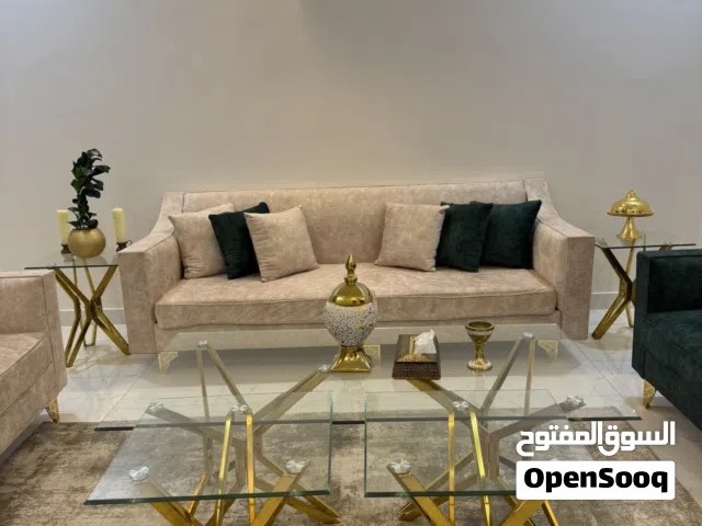 كنب ضيوف مع طاولات خدمة