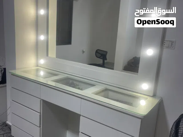 تسريحة مع تخت مجوز كبير مع راسيات تخت تفصيل شغل مرتب خشب لاتيه ملبس لامنيت