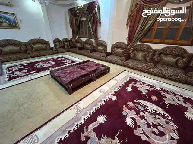 جلسة استقبال ومعاها البساط عدد 2 بحالة ممتازة نشاف درجة اولي والمسند خشبي لون النشاف الأخضر