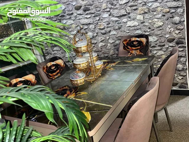 ميز طعام 4 كراسي قابل للتكبير نظيف جدا