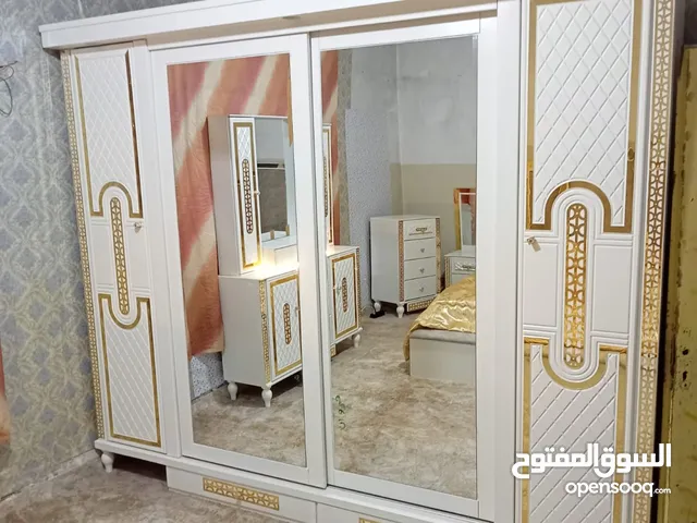غرفة نوم ماستر فاخرة بتصميم عصري وخامات عالية الجودة مع جميع اغراضها