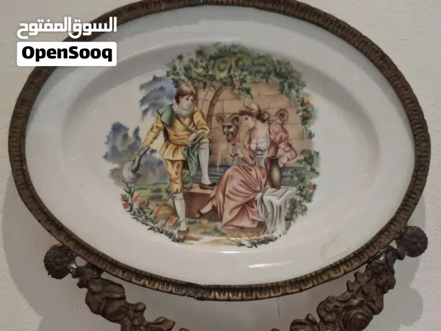طبق بورسلان جداري فاخر بزخارف كلاسيكية ومشهد رومانس.