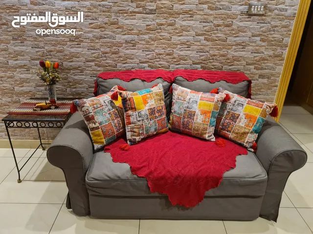 كنبه من ايكيا يمكن تحويلها الى سرير حالتها ممتازه