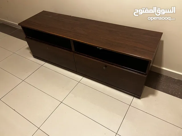 طاولة تلفزيون مع ظرفات مجاناً