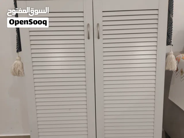 خزانة احذية درفتين 4 رفوف نضيفة جدا لون ابيض ، سعر 14 دينار نهائي