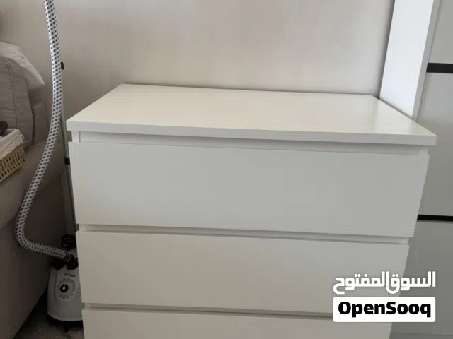 طاولة مكياج او عادية لأي استعمال ذو ثلاث رفوف