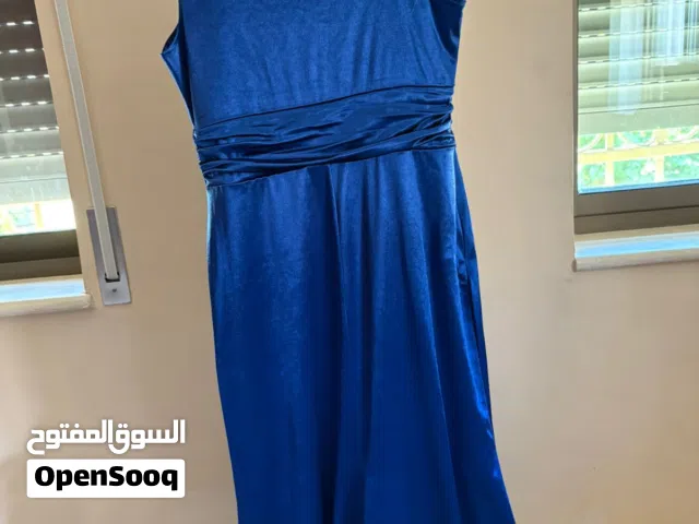 فستان سهرة ستان فخم للبيع