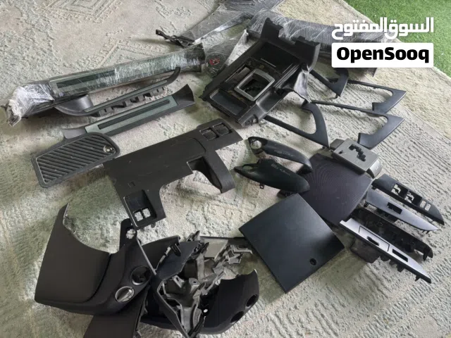 اكسسورات لاند كروزر من 2008وطالع قطع الطبلون والديكورات الخلفيه والحانبيه