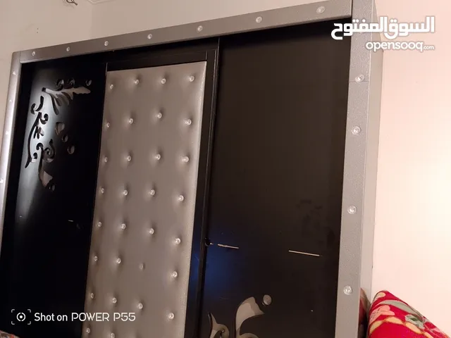 دولاب بحالة جيدة