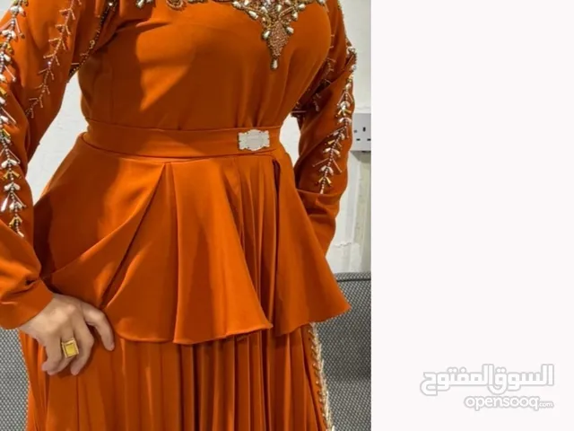 للبيع بدل وفساتين سهره شبه جديده استخدام بسييط