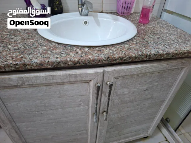 خزانه حمام مع مغسله شبه جديده
