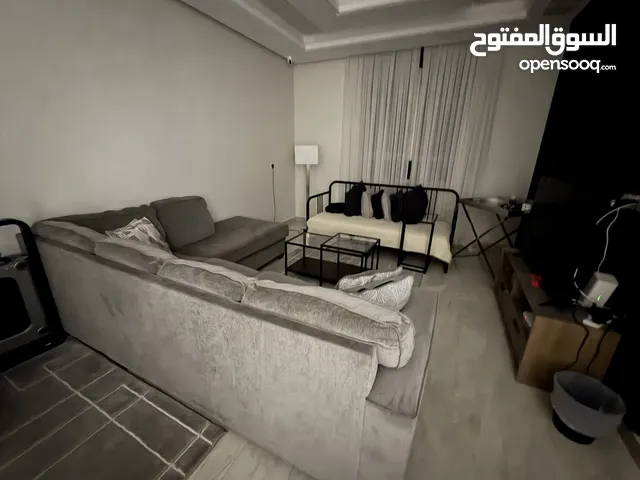 كنبة مريحه من اشلي وسرير قابل للتمدد كامل من ايكيا وكرسي استرخاء من ابيات للبيع.. للجادين فقط