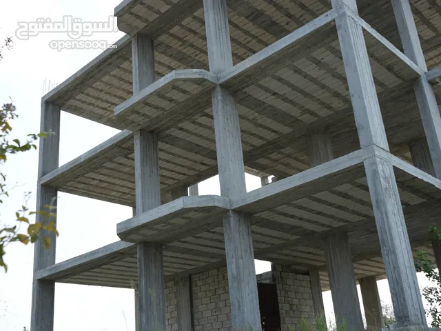 ارض بمساحة 1 دونم داخلها بناء مؤلف من ثلاث طوابق