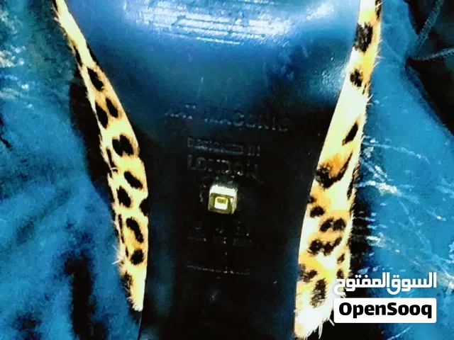 صندل اصلي Kat maconie