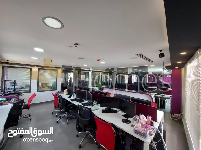 مكتب مؤجر بدخل جيد و مجمع مخدوم في ضاحية الامير راشد , بمساحة 200م.
