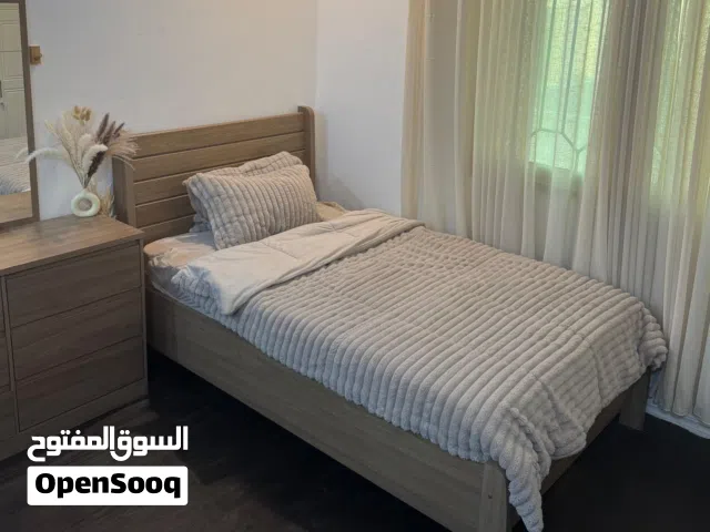 عدد 2 سرير من هوم سنتر بحالة شبه جديد لدواعي السفر