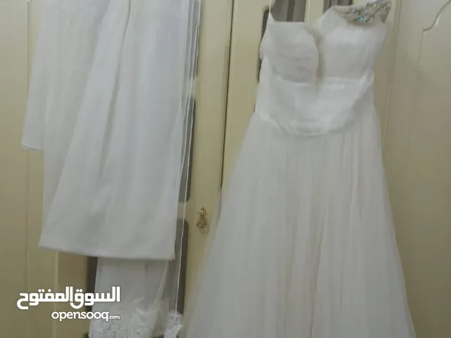 عرض فستان زفاف شنيول مع طرحھ للبيع ملبوس لبسھ واحدة فقط  سعر 40دينار قابل للتفاوض للجادين فقط