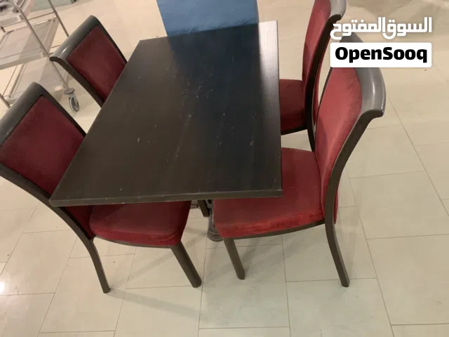 12الطاولة بي الكراسي