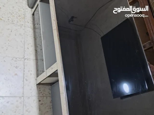 طاولة وسط زجاج سيكوريت معها مقاعد تنين سكني للبيع