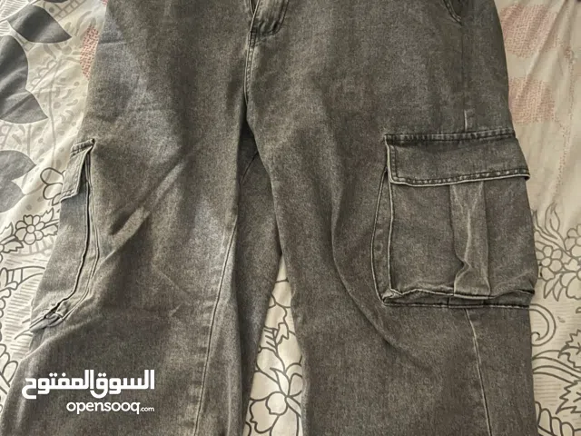 كارجو جينز رمادي نظيف وبحالة جدا جيده ونظيفه  Cargo jeans, gray, clean and in very good condition.