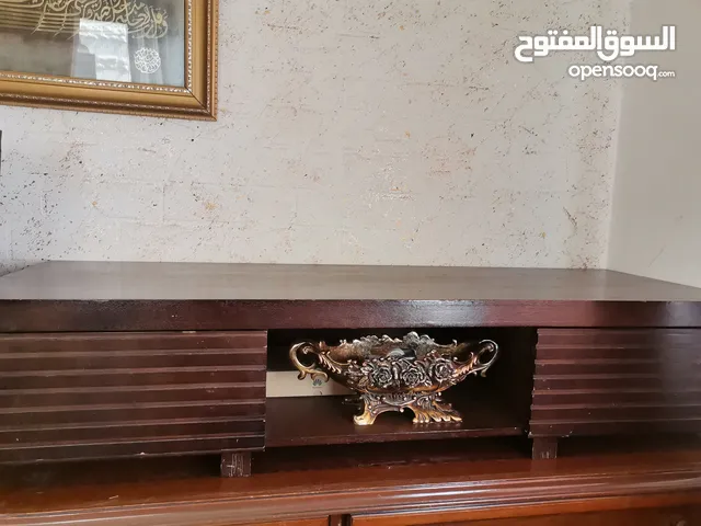 طاولة تلفزيون خشب ممتازة مستعملة للبيع في الهاشمي الشمالي الشارع الرئيسي