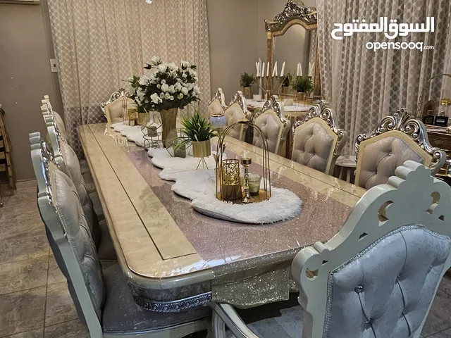 طاولة سفرة خشب زان بيج بحالة جيدة جدااااا ..خشب قوي جداااا ..تحتاج تنجيد كراسي