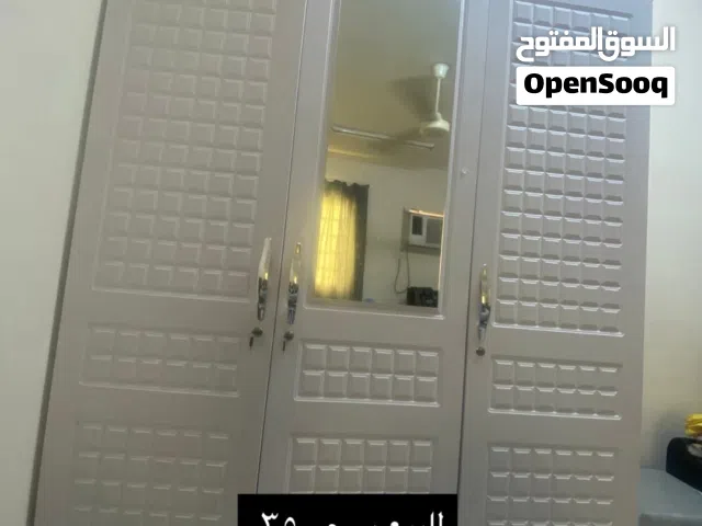 خزانه شبه جديده للبيع 3 أبواب ومن داخل كبيره