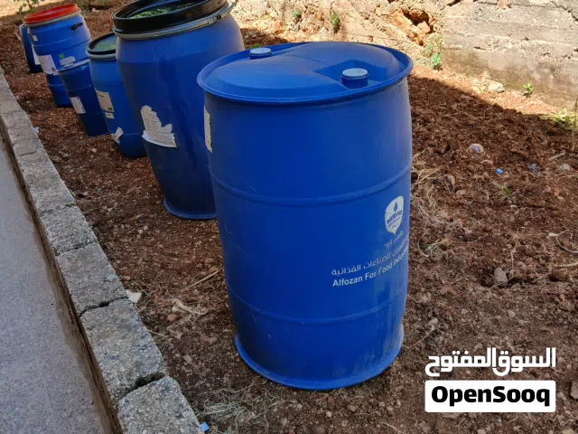 مجموعة براميل وجالونات